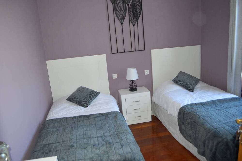 Foto 9 von 30: This twin room has two single beds with a private separate bathroom ( bathroom across the hallway). The view is of the whole garden area and the sea can be seen on clear days.