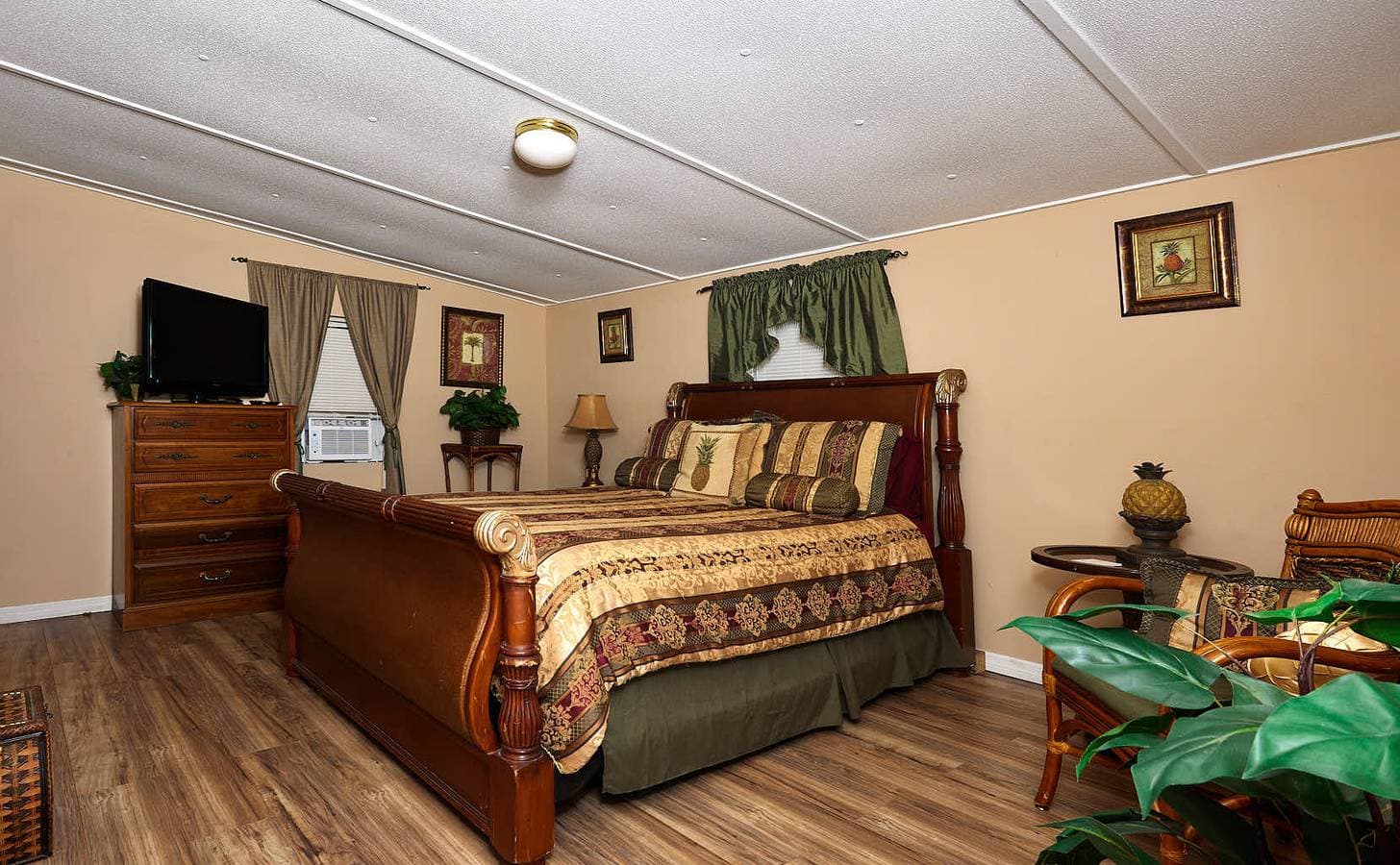 Foto 2 von 20: Pleasant Days Lodging Tropische Master Suite