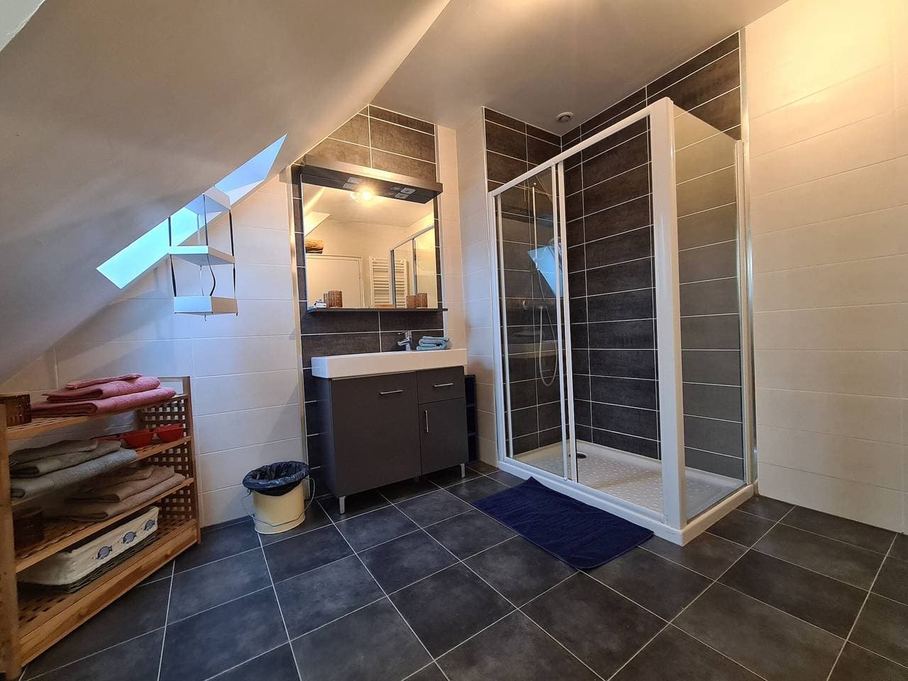Foto 10 von 21: Gemütliches Zimmer mit Sitzecke und Frühstück