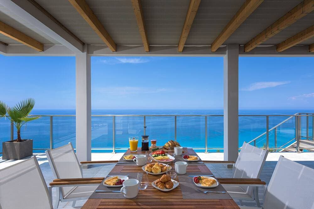 Foto 11 von 30: Kathisma Bay Villas - Villa Helios - Luxury Villa With Private Pool