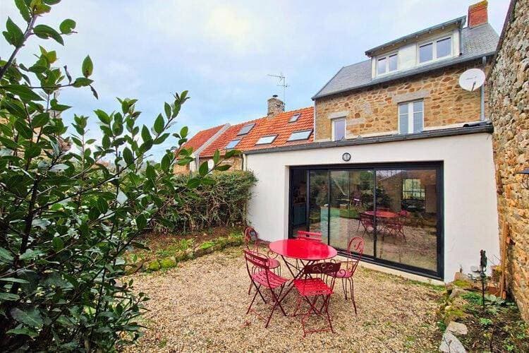 Holiday house with 3 bedrooms and 2 bathrooms in Carolles 1