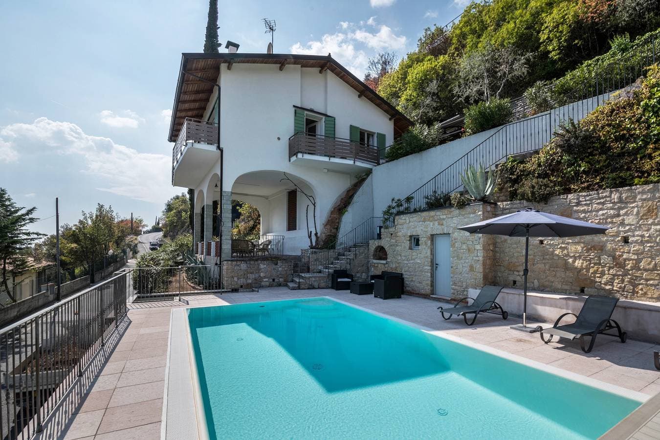 Foto 3 von 29: Fantastische Villa mit privatem Pool, Seeblick und Terrassen; Doppelgarage