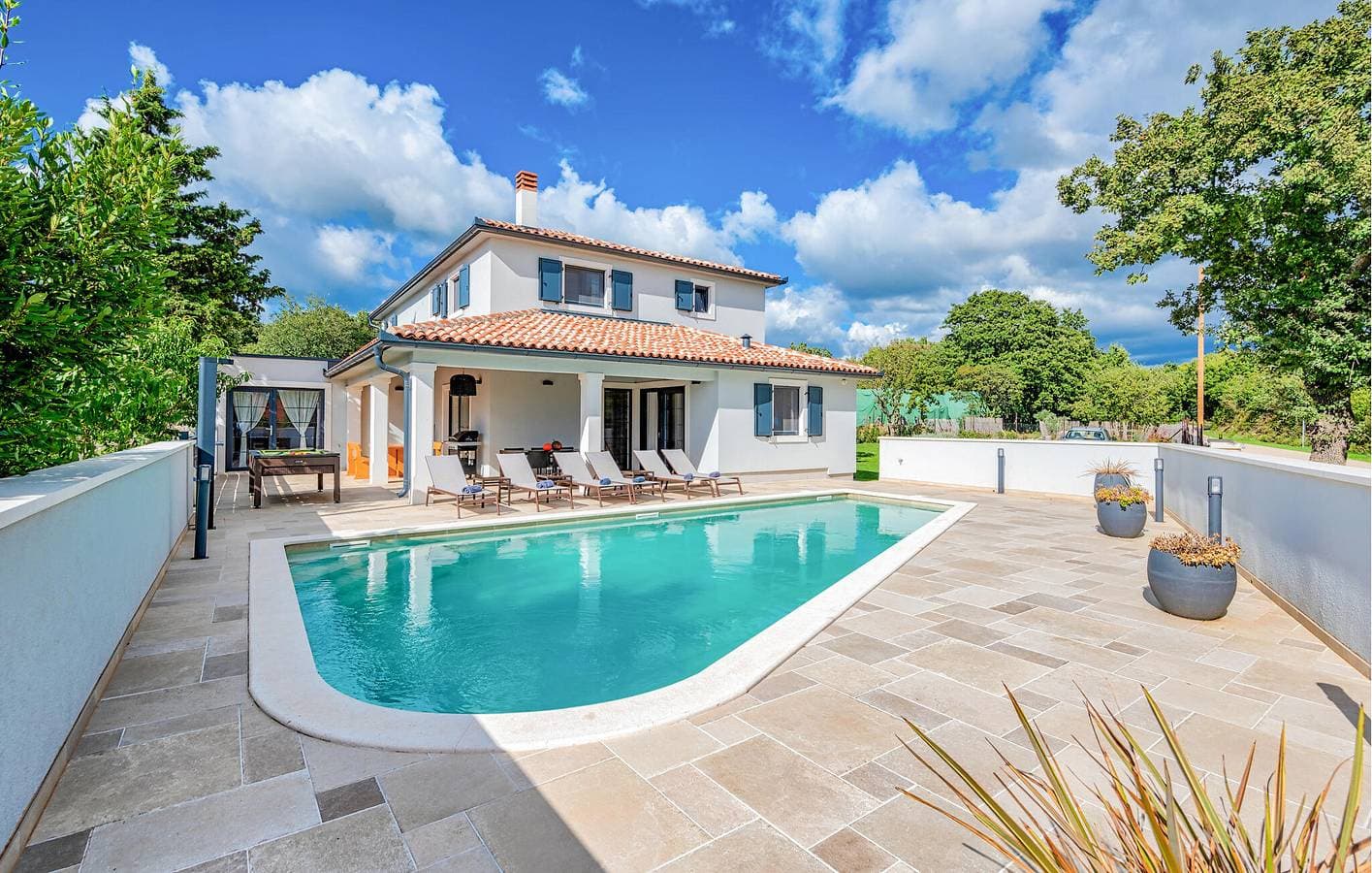 Foto 6 von 38: Geräumige 2-Zimmer-Wohnung mit Pool, WLAN und Parkplatz in der Nähe des Stadtzentrums von Kujici