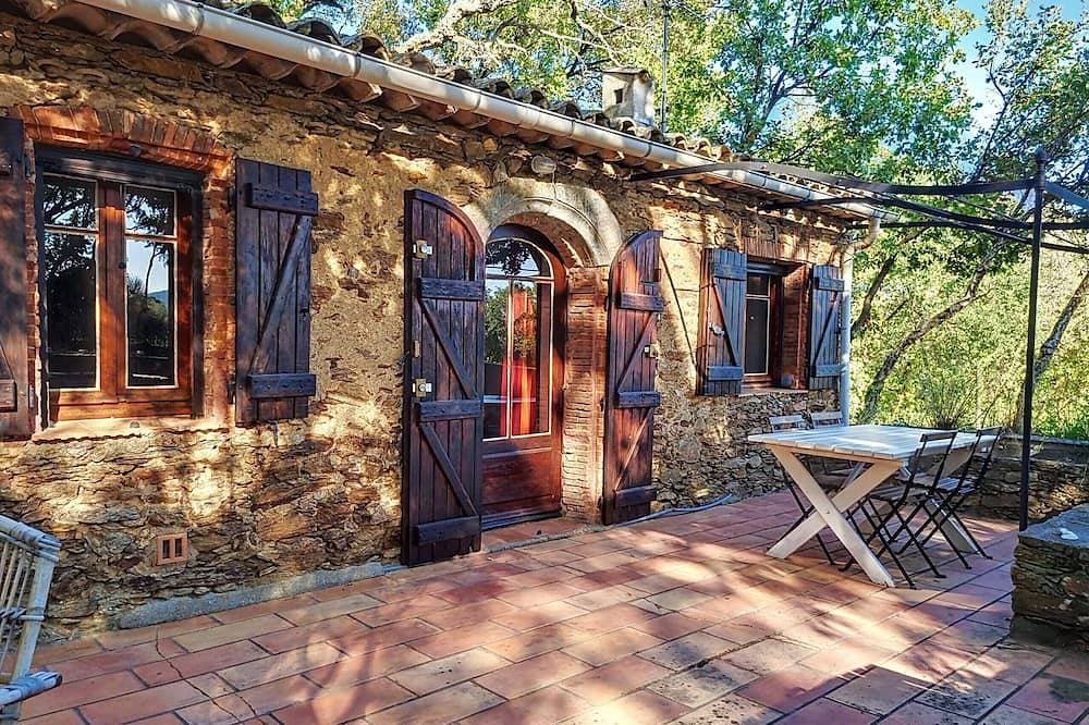 Le Cabanon Dans La Foret 1