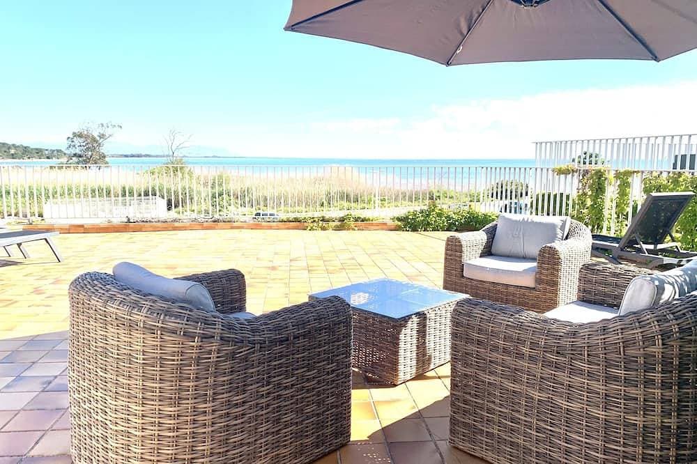 Foto 10 von 13: 4-star waterfront villa with exceptional sea views