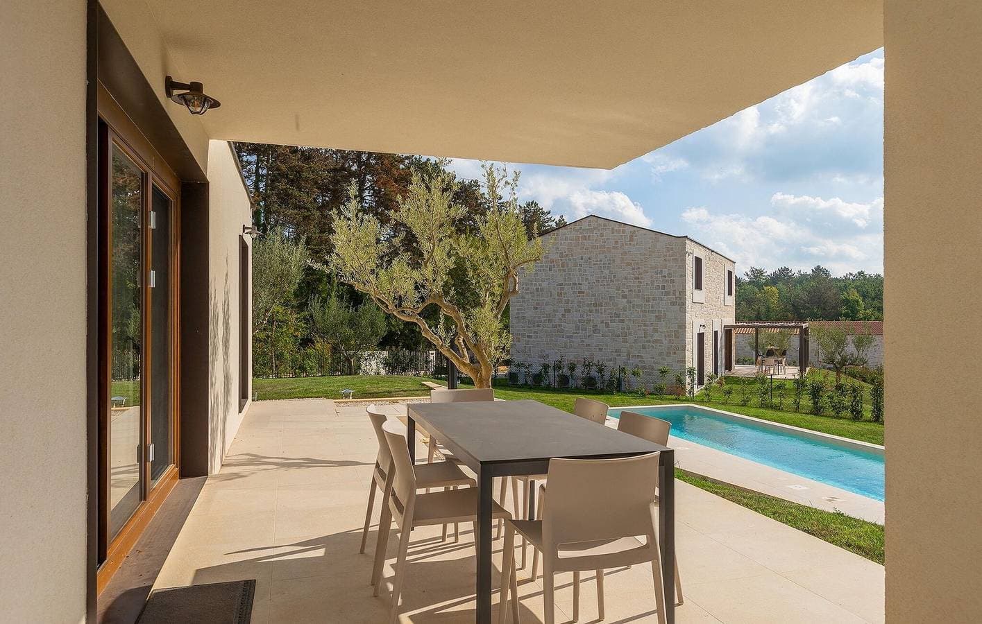 Foto 6 von 43: Gemütliche 2-Zimmer-Wohnung mit Pool, WLAN und Terrasse, 2,5 km vom Zentrum von Anzici entfernt