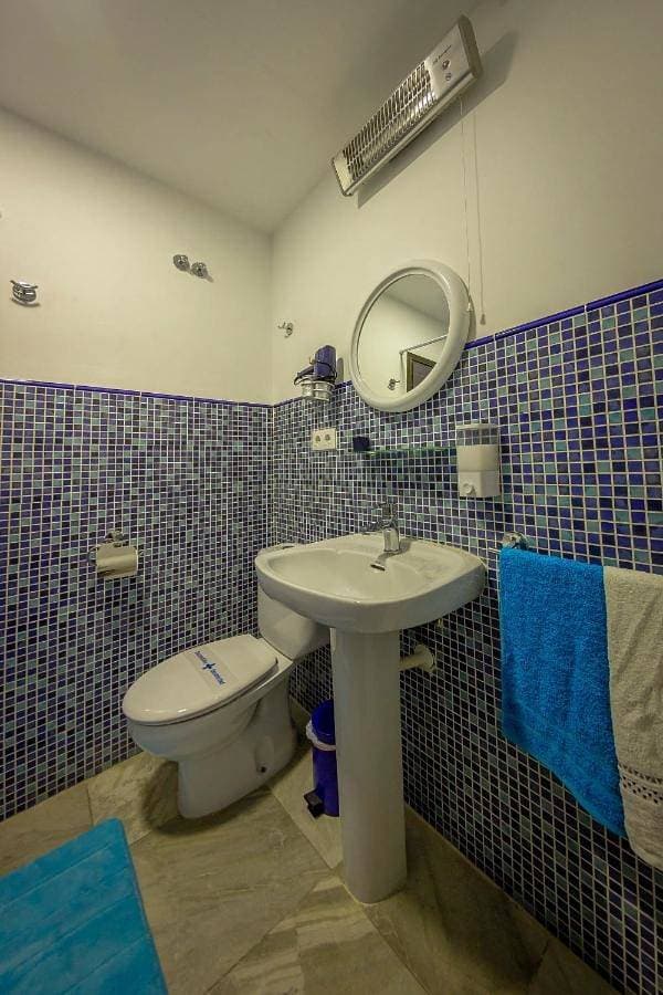 Foto 5 von 48: Large Double Room with Sofa Bed and Private Bathroom