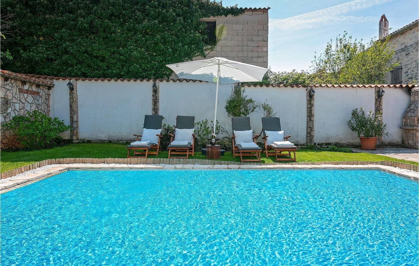 Foto 9 von 45: Modernes 2-Zimmer-Apartment mit Pool, WLAN und Parkplatz in der Nähe von Heraki