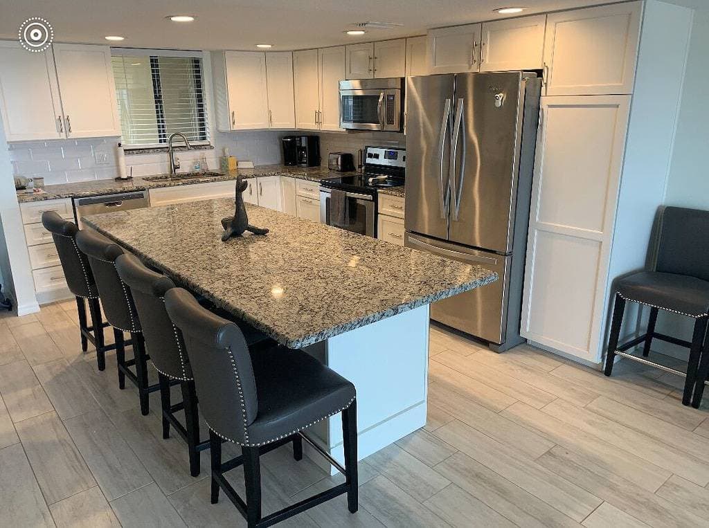 Foto 9 von 24: Modern Décor and Ocean Galore! Newly Renovated Oceanfront Condo sleeps 6