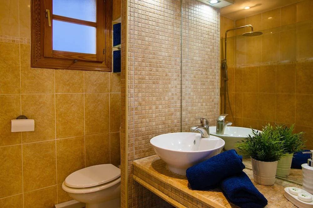 Foto 9 von 30: 6 Bedroom Luxury Villa ,6 seater Jacuzzi & heated pool . 18 guests max