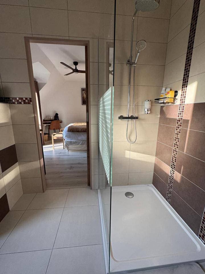 Foto 11 von 16: Double Room with Private Bathroom