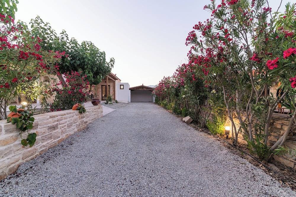 Foto 10 von 21: Quiet 2 bedroom and 2 bathroom villa with a big infinite swimming pool