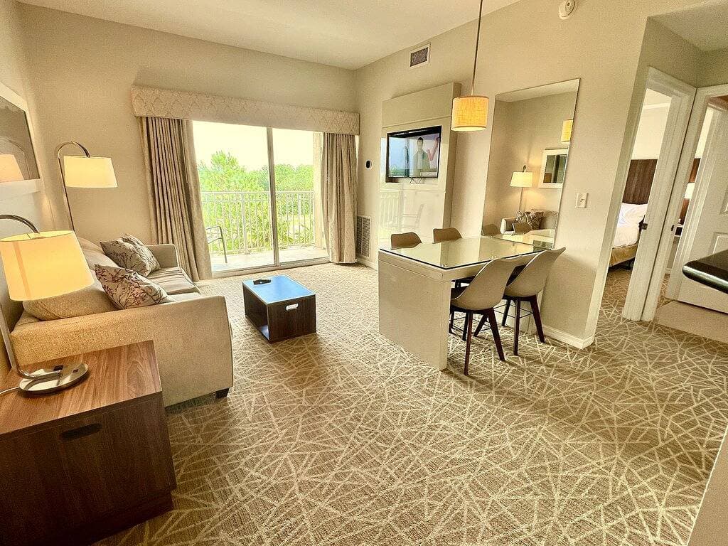 Foto 3 von 23: Premium-Universal Studios King Bed Resort Suite, Free Parking,Full Kitchen, Pool