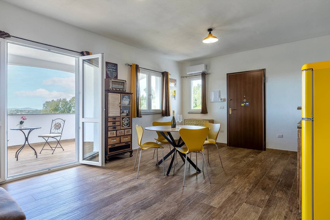 Foto 2 von 28: Apartment 'Vintage Village – 70er Jahre' mit Bergblick, WLAN und Klimaanlage