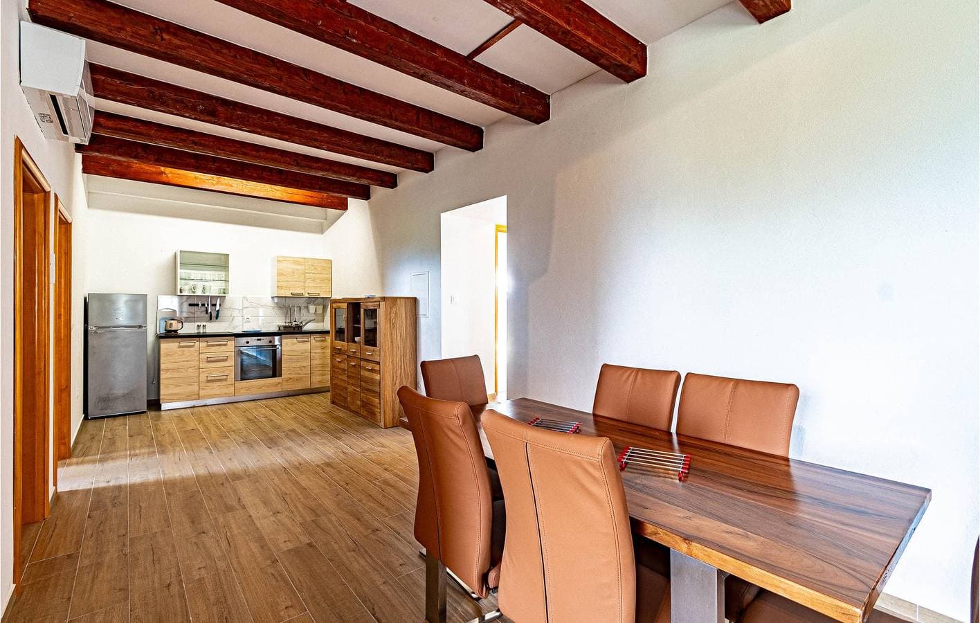 Foto 10 von 45: Moderne 170 m² große Wohnung mit Pool, Terrasse und 2,5 km Entfernung zum Strand