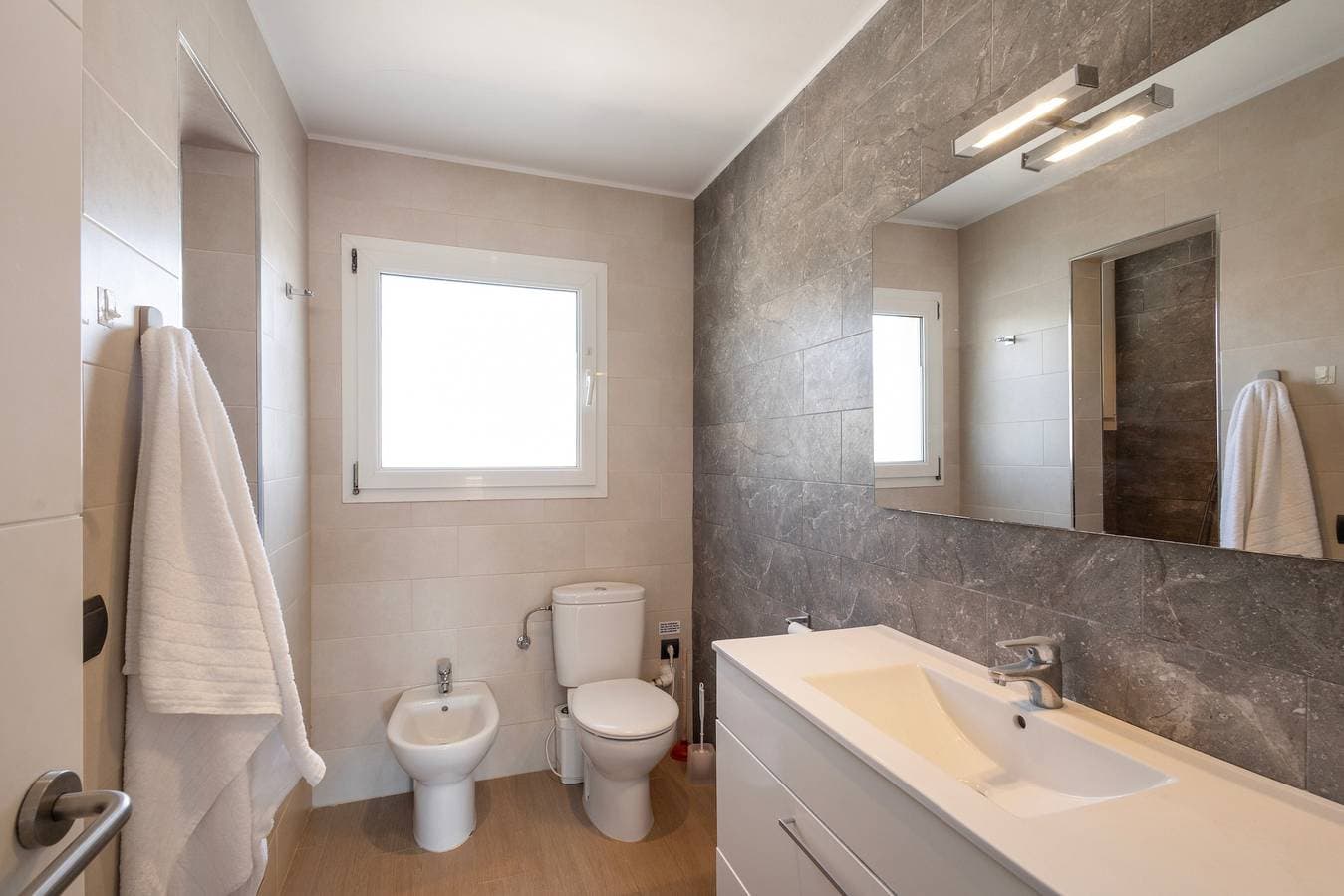 Foto 10 von 24: Apartment 'Medes F35' mit Meerblick, WLAN und Klimaanlage