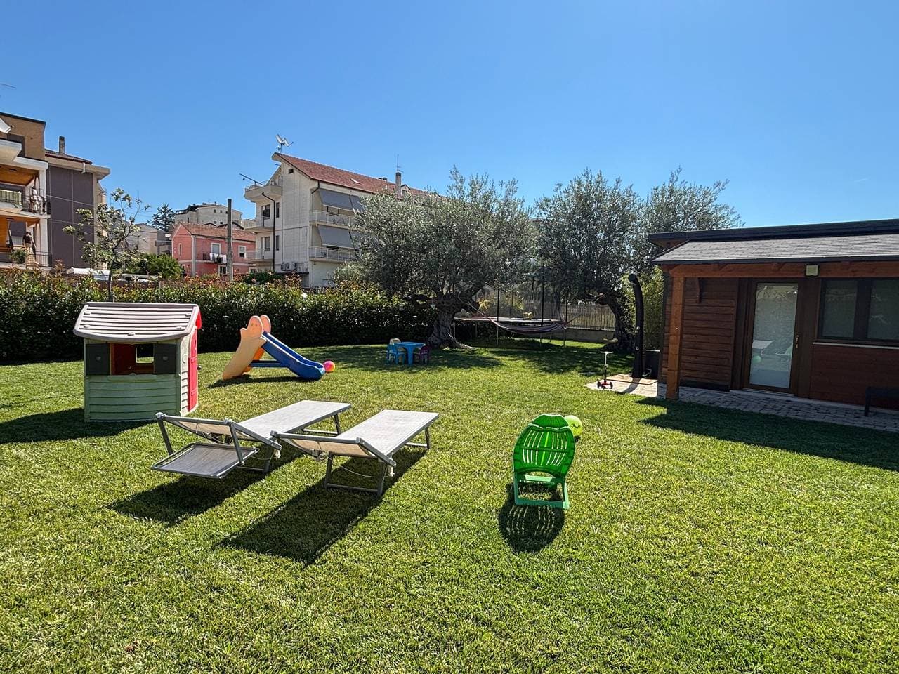 Foto 10 von 33: Die Dependance mit Garten in Pescara – 9 Min zum Meer, WLAN, Klimaanlage, Ev-Ladestation