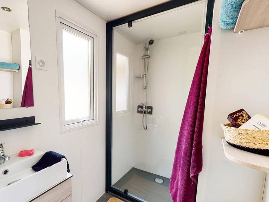 Foto 7 von 59: Camping Siblu les Embruns Funpass inclus - Mobilheim 8 personen - Essential 3ch 8p Signature clim