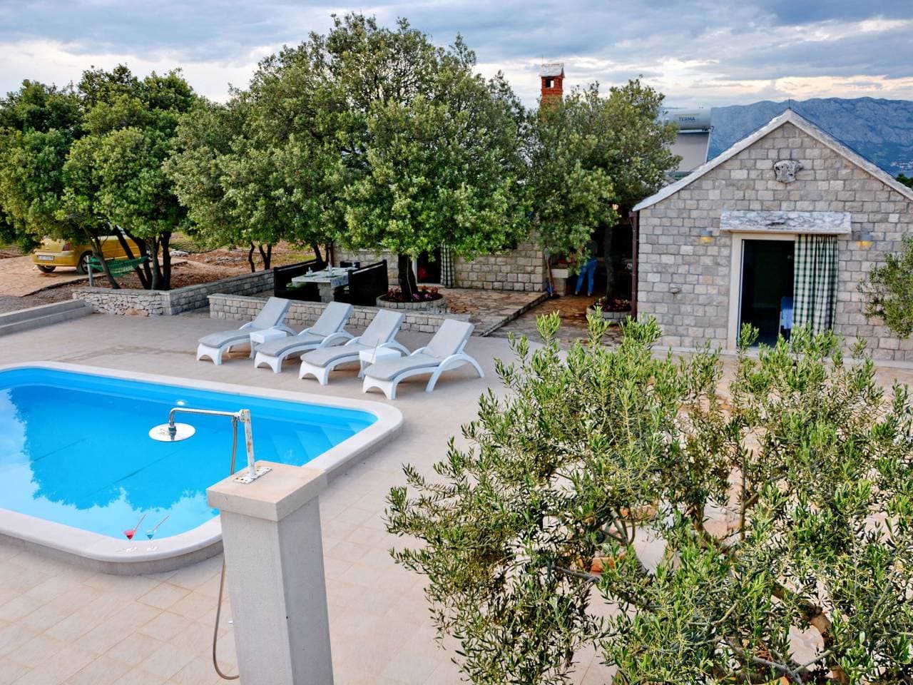 Mit Terrasse und Pool in herrlicher Naturlandschaft 1