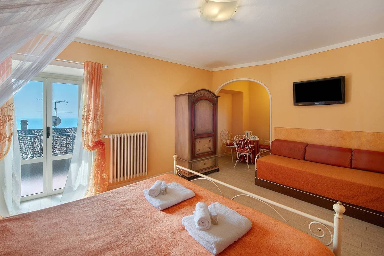 Foto 11 von 39: Bed and Breakfast 'Giardini Di Corte - Dalia' mit Seeblick, WLAN und Klimaanlage
