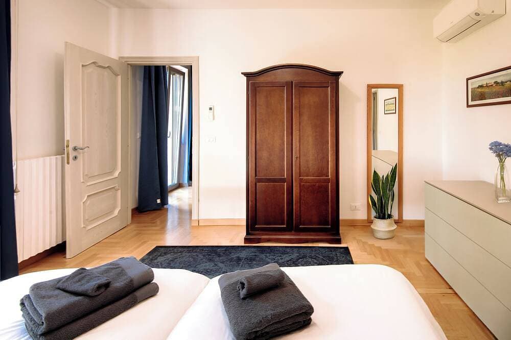 Foto 4 von 30: Modern villa with private pool and panoramic vineyard views in Piemonte.