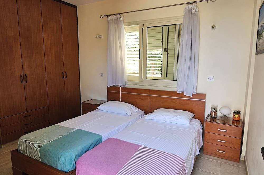 Foto 3 von 15: On the Beach House -Cozy bungalow in front of the Latsi beach. Best for families