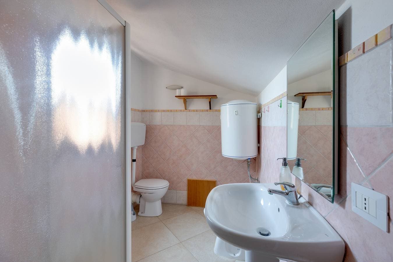 Foto 9 von 26: Ferienwohnung 'Flamingo House' mit Balkon, WLAN und Klimaanlage