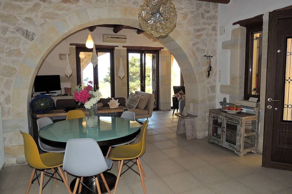 Foto 12 von 30: Beautiful Stone Villa With Peaceful Setting, Private Pool and Lovely sea Views