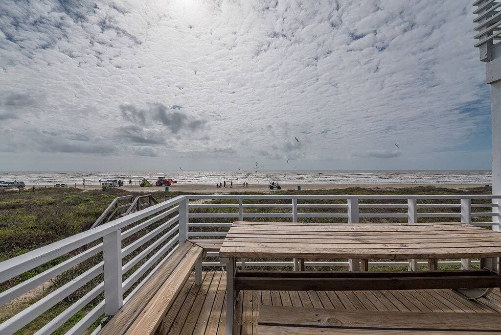 Foto 12 von 44: \"RightOnTheBeachVR\" Front Row Jamaica Beach 4Br / 3bth, atemberaubende Aussichten, riesige Decks