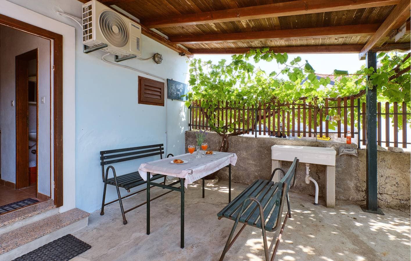 Foto 9 von 16: Malerischer Rückzugsort an der Küste mit Terrasse und Klimaanlage