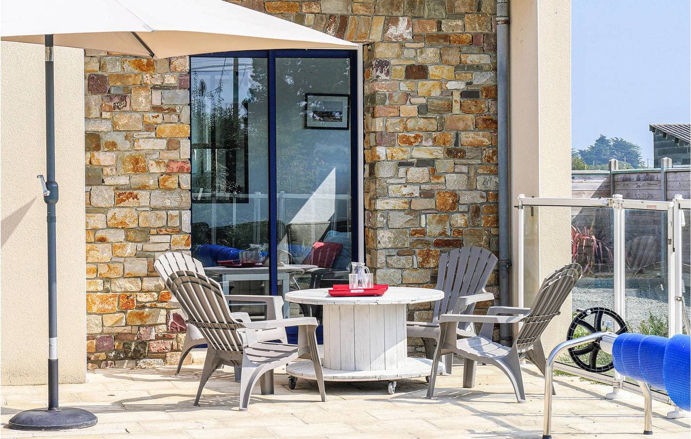 Foto 12 von 40: Schmuckstück am Strand: 100 qm Wohnung mit Parkplatz, Pool und Garten