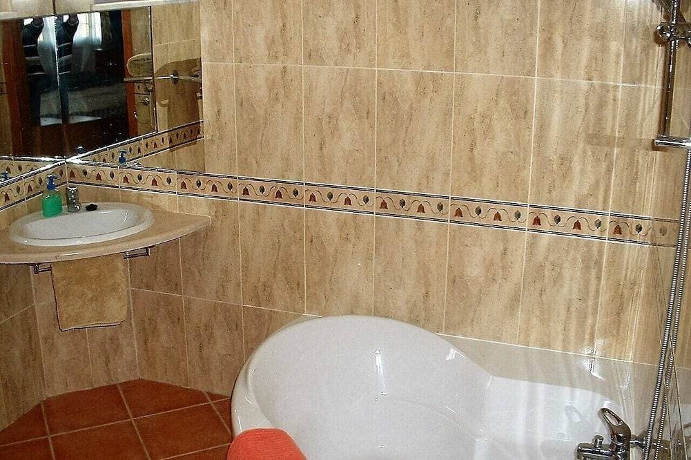 Foto 4 von 16: Spacious luxury country house. Shared pool. Fully wheelchair accessible