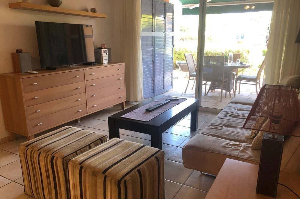 Foto 11 von 26: Limnaria Villas - Comfy 2Br, 2 bath Ground Floor Apart. Pvt Garden