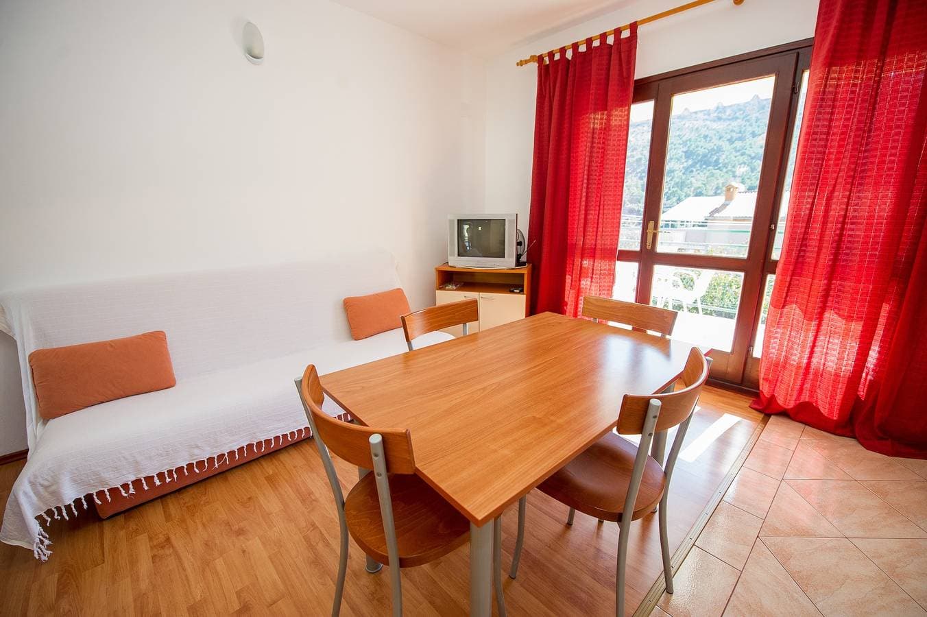 Foto 12 von 22: Studio Appartement mit Balkon und Meerblick Grebastica, Sibenik -a
