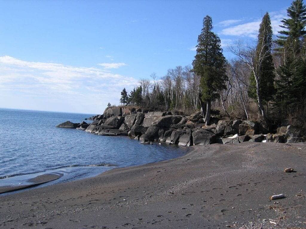 Foto 8 von 27: Romantischer privater schwarzer Sandstrand nur für Hütten am Lake Superior (Split Rock)