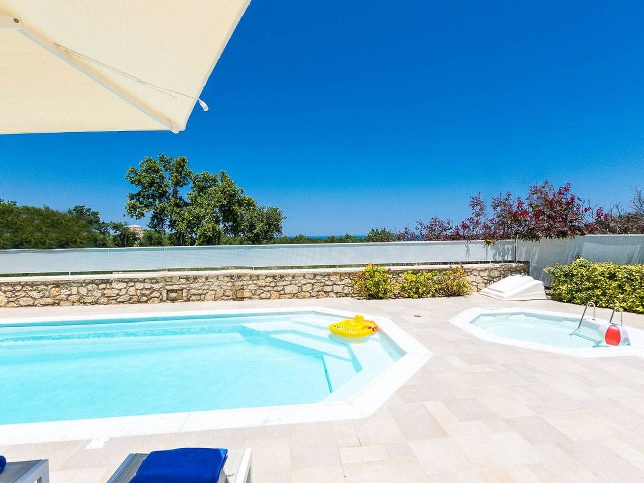 Foto 11 von 49: Deluxe Villa Ianthos - Whirlpool im Freien, Kinderpool