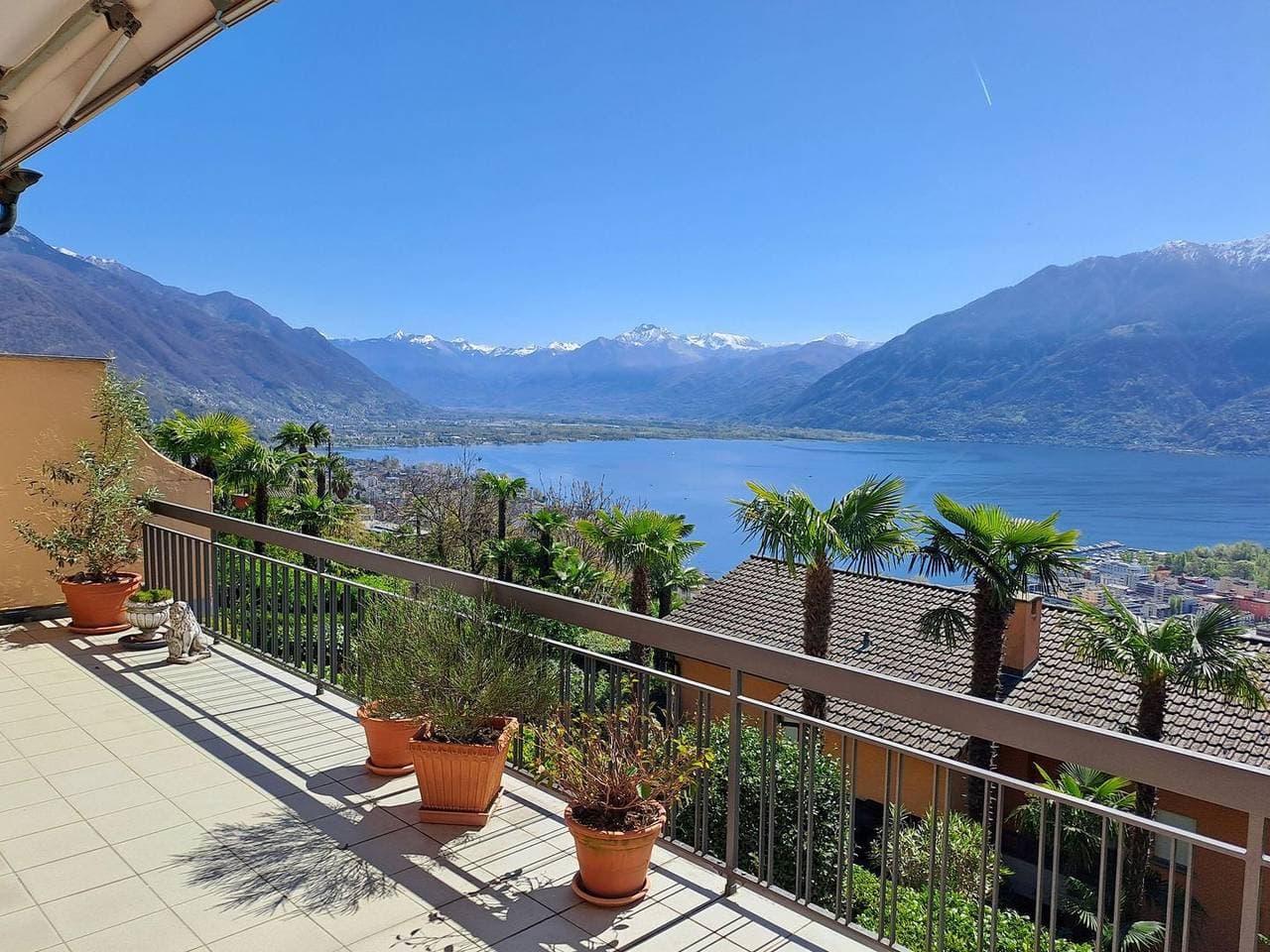 Charmante Wohnung im 1. Stock einer kleiner Residenz am Sonnenhang oberhalb Locarno. Panoramasicht a... 1