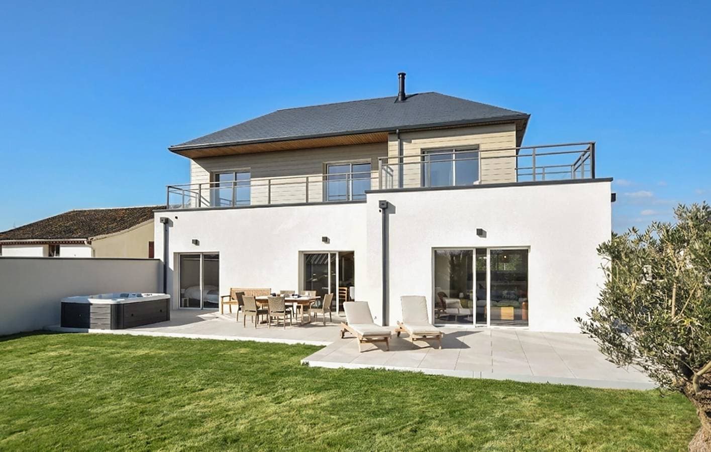Gemütlich, 2 km vom Strand entfernt: 180 m² große Wohnung mit Garten, Whirlpool und WLAN 1