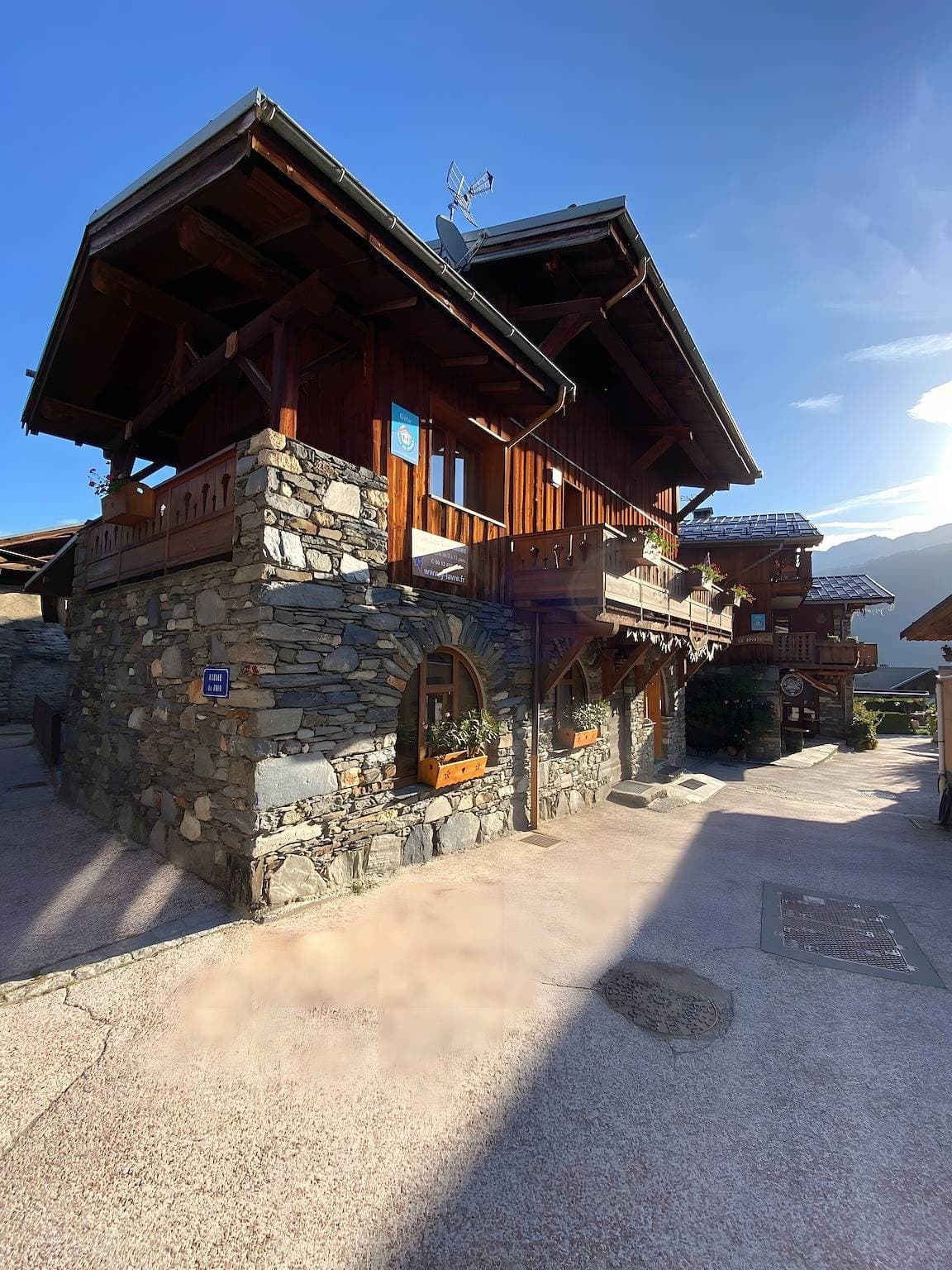Foto 11 von 17: Ferienwohnung "L'edelweiss" mit Bergblick, privater Terrasse und WLAN