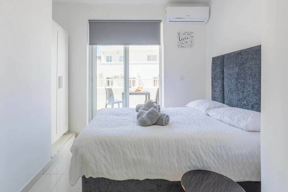 Foto 9 von 29: Terrace & Sea Views - Saint Julian's Spacious 3Br