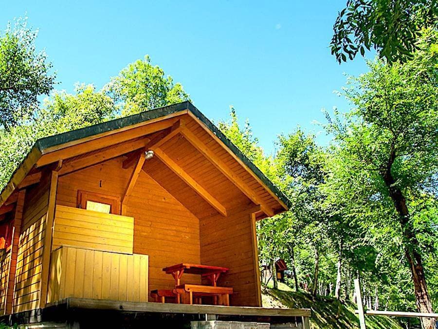 Foto 10 von 42: Bedura Park, camping temático de la naturaleza y bungalows - Chalet 2 personen - Holzhütte