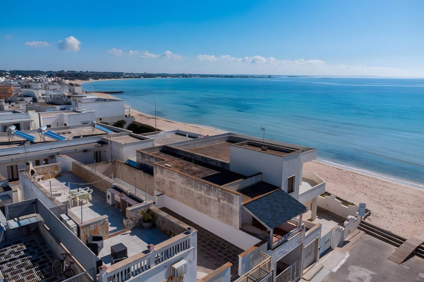Foto 4 von 28: Ferienwohnung 'Due Passi Dal Mare' mit Meerblick, Gemeinschaftsterrasse und Klimaanlage