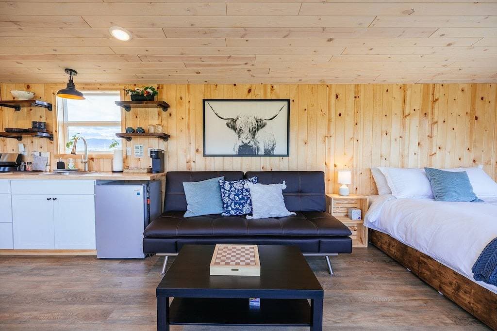 Foto 12 von 28: Off-grid tiny home in apple orchard with million-dollar mountain views!