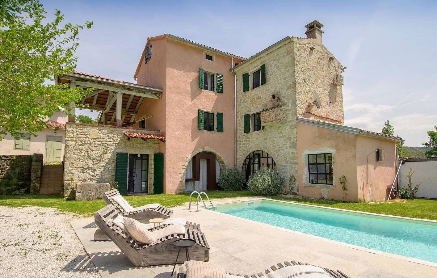 Geräumige 2-Zimmer-Wohnung mit Pool, WLAN und Parkplatz in der Nähe des Stadtzentrums 1