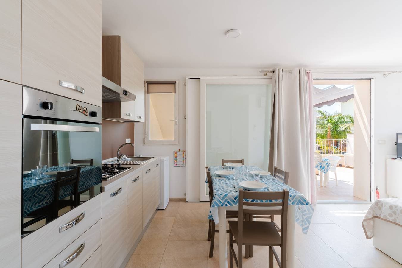 Foto 4 von 30: Ferienwohnung 'Bouganvillea' mit Meerblick, Gemeinschaftsterrasse und Klimaanlage