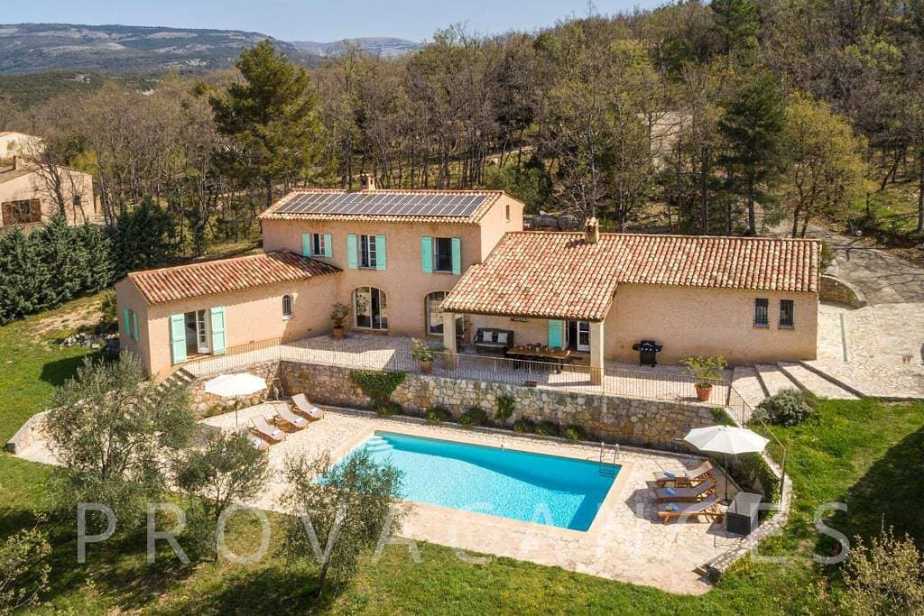 Ferienhaus mit großem Pool und schöner Aussicht auf Mons 1