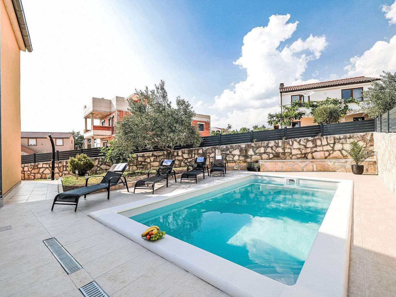 Schönes Zweifamilienhaus Nekić 1