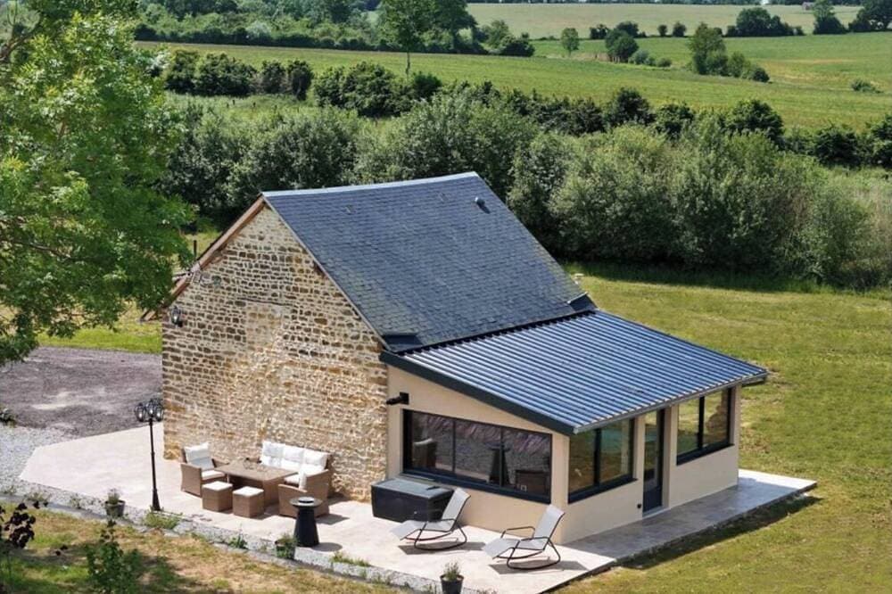 Relax in quiet, elegant accommodation with jacuzzi 1