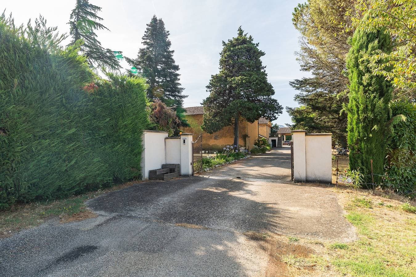 Foto 7 von 21: Klimatisiertes Gästezimmer „Lavande“ im Gartengeschoss mit Bergblick