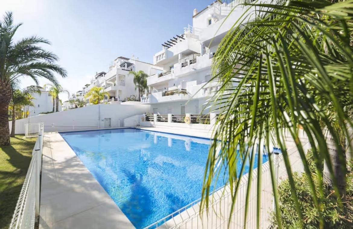 Foto 2 von 49: Geräumiges Apartment in Estepona mit Pool- und Golfblick